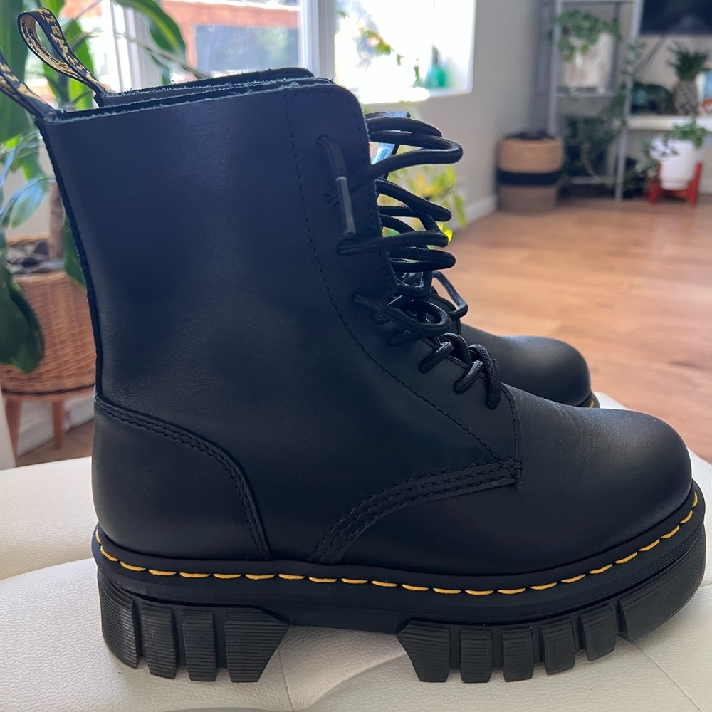 BNWT Dr. Martens Audrick 8-eye boots